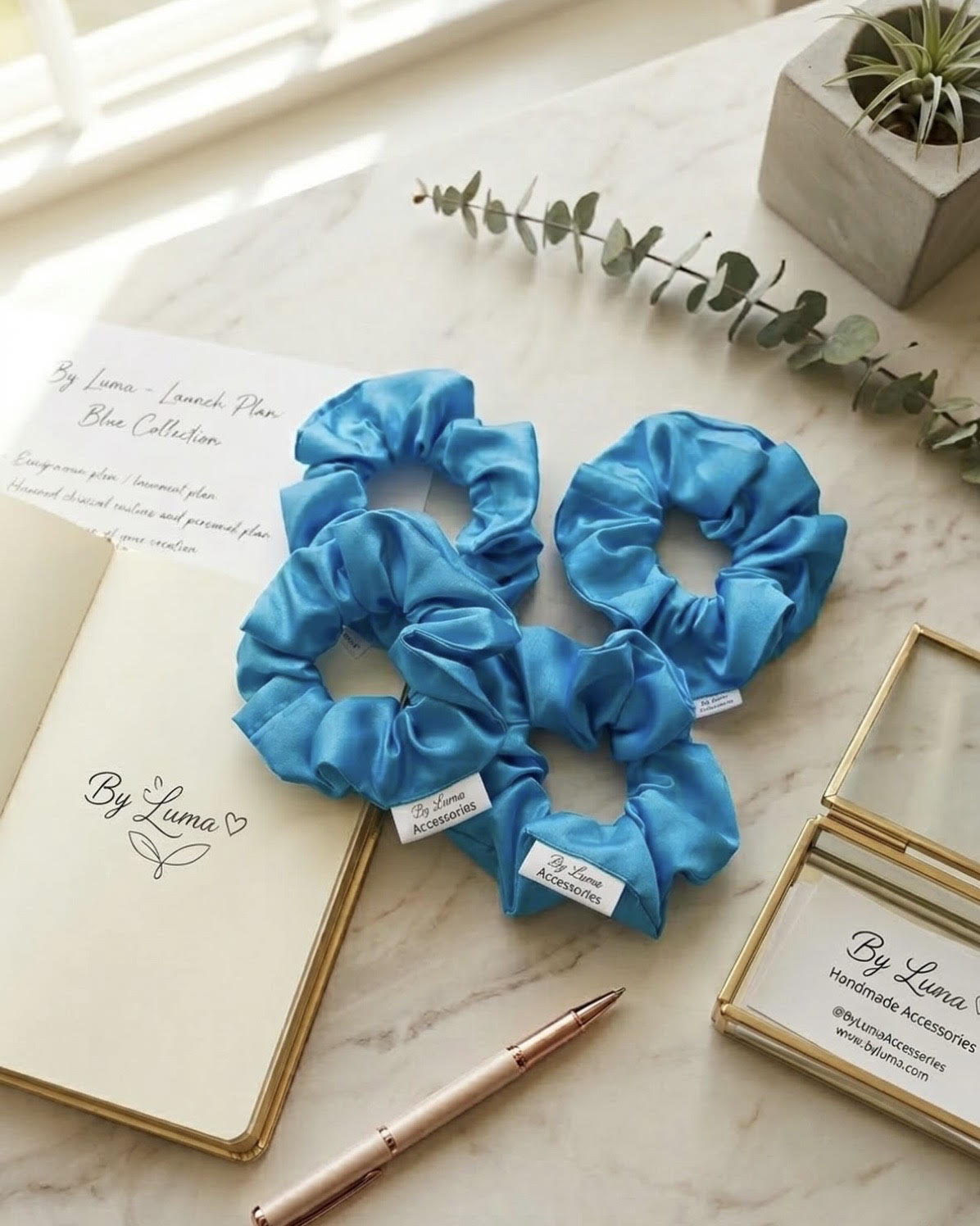 Luma Original: Handgefertigtes Satin-Scrunchie " Ocean Blue"